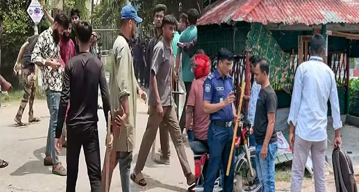 ঈশ্বরদী সরকারি কলেজে ছাত্রদল-শিবির সংঘর্ষ, কার্যালয় ভাঙচুর