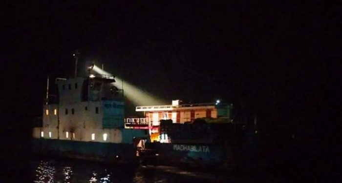 দৌলতদিয়া-পাটুরিয়া নৌ রুটে ফেরি চলাচল বন্ধ