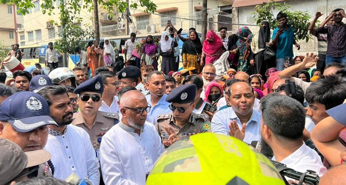 শ্রমমন্ত্রীর হস্তক্ষেপে শ্রমিকদের সড়ক অবরোধ প্রত্যাহার
