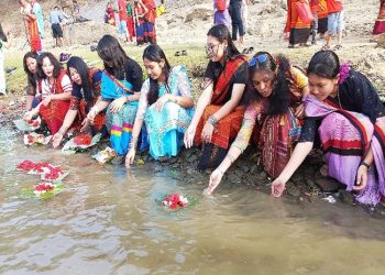 বান্দরবানে নদীতে ফুল ভাসিয়ে বিষু ও বিজু উৎসব শুরু