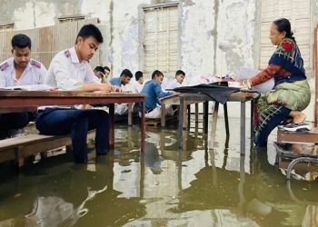 বেঞ্চে পা তুলে পরীক্ষা দিলো এসএসসি পরীক্ষার্থীরা
