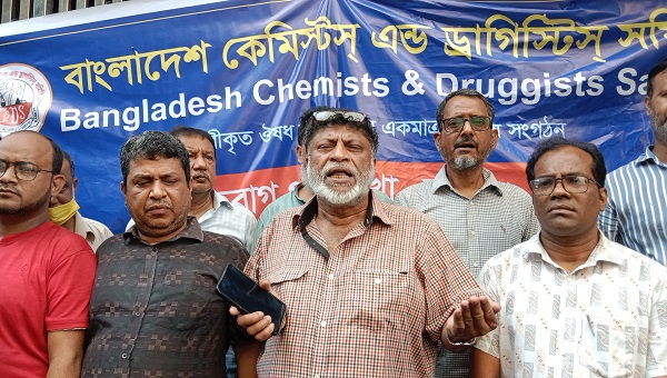 হকারদের তান্ডবে আজিজ কো-অপারেটিভ মেডিসিন এন্ড মেডিকেল ইকুইপমেন্ট মার্কেট বন্ধ করে ব্যবসায়ীদের বিক্ষোভ