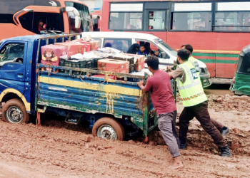 ব্রাহ্মণবাড়িয়ায় ঢাকা-সিলেট মহাসড়কে ভাঙন, দুর্ভোগে যাত্রীরা