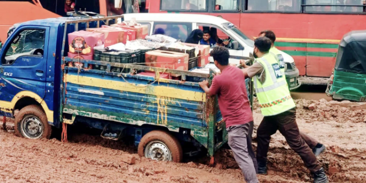 ব্রাহ্মণবাড়িয়ায় ঢাকা-সিলেট মহাসড়কে ভাঙন, দুর্ভোগে যাত্রীরা