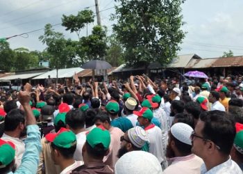 মঞ্চে প্রধানমন্ত্রীর ছবি না থাকায় হট্টগোল, তোপের মুখে ফিরে গেলেন সেতুমন্ত্রী