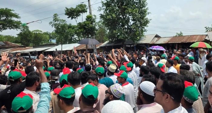 মঞ্চে প্রধানমন্ত্রীর ছবি না থাকায় হট্টগোল, তোপের মুখে ফিরে গেলেন সেতুমন্ত্রী
