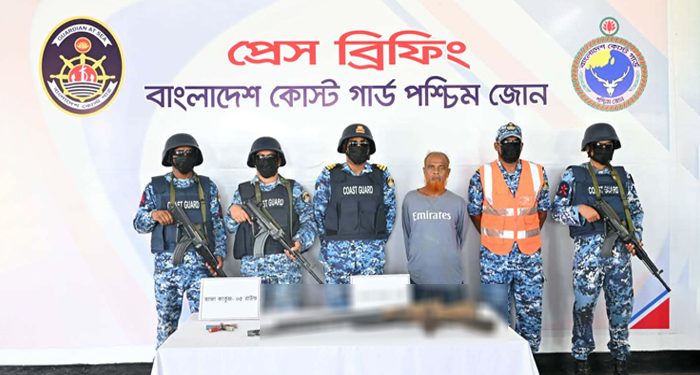 সুন্দরবনের দস্যু বাহিনী প্রধান মেজ জাহাঙ্গীর অস্ত্র ও গুলিসহ আটক