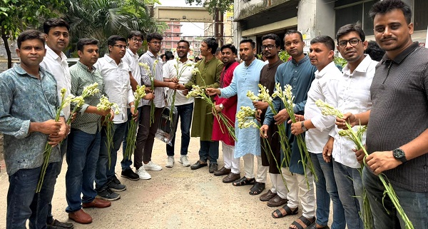 জবিতে নবীন শিক্ষার্থীদের ফুল দিয়ে বরণ করল ছাত্রদল