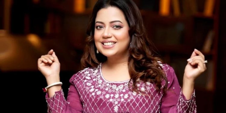 ‘আমপাতা জোড়া জোড়া’ নিয়ে এলেন কনা