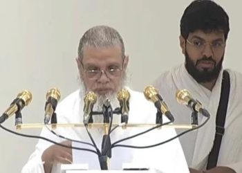 খুতবা শেষে আরাফার ময়দানে নামাজ আদায়