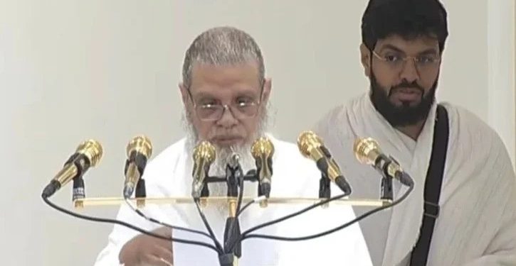 খুতবা শেষে আরাফার ময়দানে নামাজ আদায়