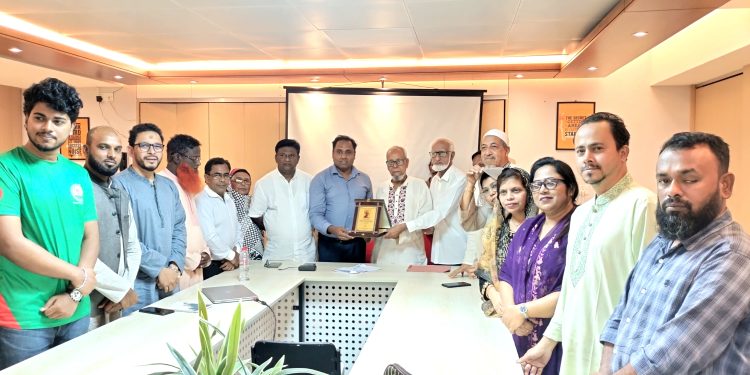 অধ্যাপক মো. ইকরামুল ওয়াদুদকে নদ-নদী ও পরিবেশ রক্ষায় অবদানের জন্য সম্মাননা প্রদান করেছে বাপা