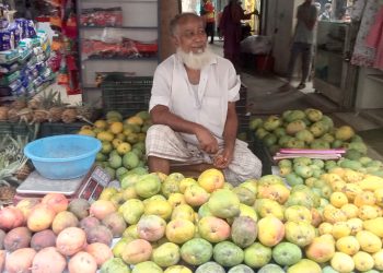 রাঙামাটির বাজারে ফলের দাম নিয়ে কৃষকের হাহাকার: পুঁজিতেই টান