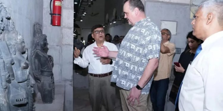 রাজশাহীতে বরেন্দ্র গবেষণা জাদুঘর পরিদর্শনে মার্কিন রাষ্ট্রদূত