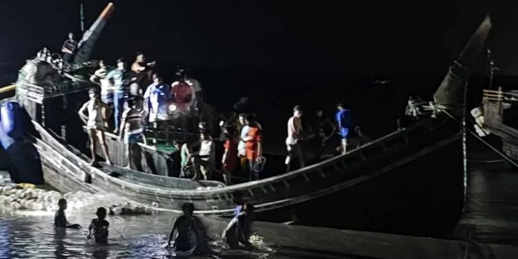 কুতুবদিয়ায় ট্রলারডুবির ঘটনায় চার জেলের মরদেহ উদ্ধার