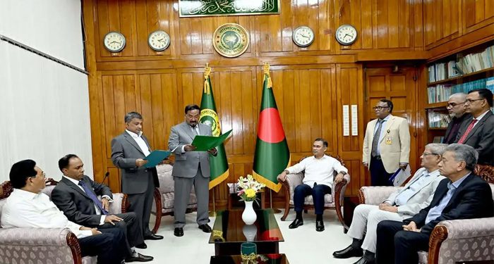 শপথ নিলেন চট্টগ্রাম-২ আসনে নির্বাচিত এমপি সরোয়ার আলমগীর