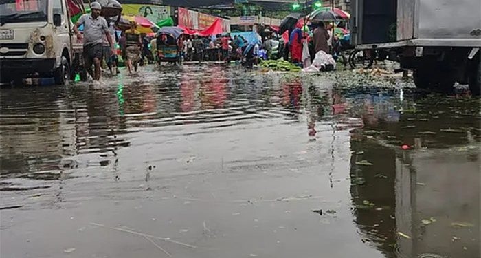 বৃষ্টিতে ঢাকার বিভিন্ন রাস্তায় পানি, পরীক্ষা বন্ধ অনেক প্রতিষ্ঠানে