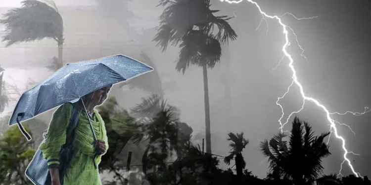 ৪৮ ঘণ্টায় ২ বিভাগে অতি ভারি বর্ষণের আশঙ্কা, ঝড় হতে পারে ১৭ জেলায়