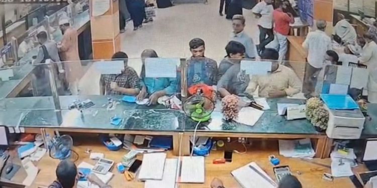 সোনালী ব্যাংক থেকে টাকা নিয়ে পালাল চোরচক্র