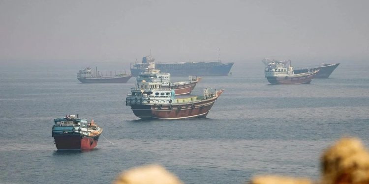 নতুন হামলার হুমকি ইরানের, হরমুজ নিয়ে মার্কিন জবাবের অপেক্ষা