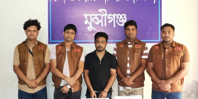 শ্রীনগরে অগ্রণী ব্যাংক থেকে গ্রাহকদের কোটি কোটি টাকা নিয়ে পলাতক কর্মকর্তা শরিফুজ্জামান গ্রেফতার