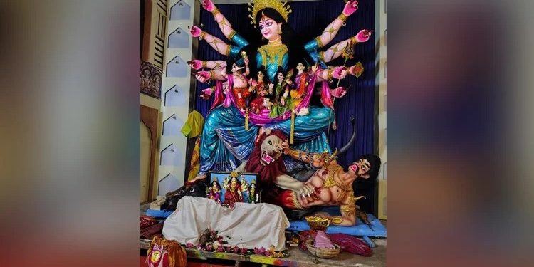 বগুড়ায় দুর্গা প্রতিমা দেখতে ভিড়