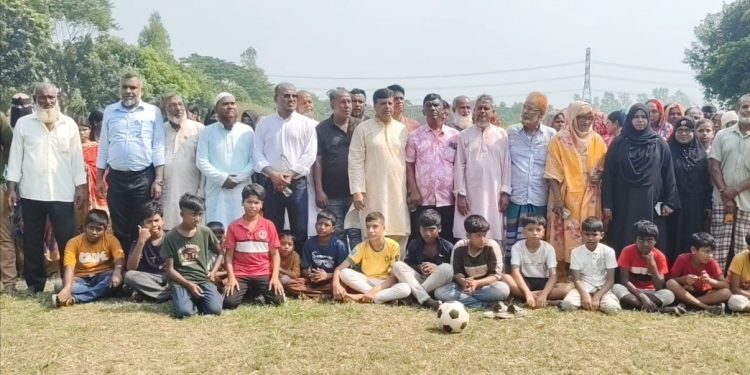 সিরাজদিখানে শিশুদের খেলার মাঠ রক্ষায় গ্রামবাসীর মানববন্ধন