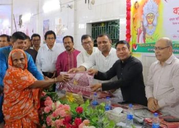 শারদীয় দুর্গোৎসবে নারায়ণগঞ্জ পুলিশ সুপারের উদ্যোগে বস্ত্র ও অর্থ বিতরণ,মানবিকতার অনন্য দৃষ্টান্ত