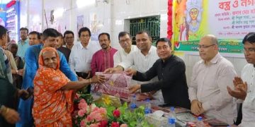 শারদীয় দুর্গোৎসবে নারায়ণগঞ্জ পুলিশ সুপারের উদ্যোগে বস্ত্র ও অর্থ বিতরণ,মানবিকতার অনন্য দৃষ্টান্ত