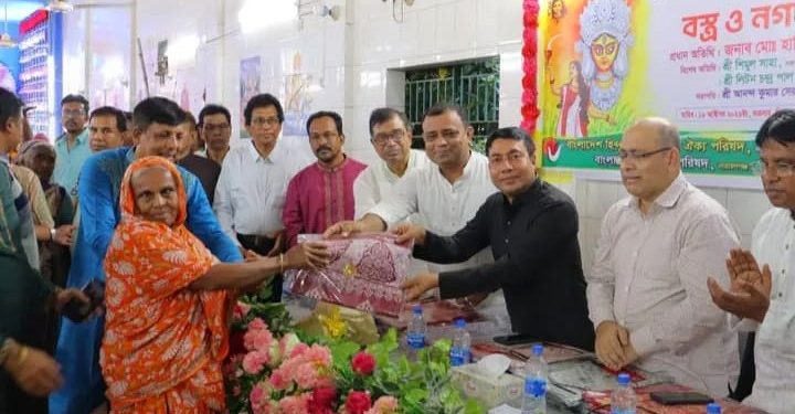 শারদীয় দুর্গোৎসবে নারায়ণগঞ্জ পুলিশ সুপারের উদ্যোগে বস্ত্র ও অর্থ বিতরণ,মানবিকতার অনন্য দৃষ্টান্ত
