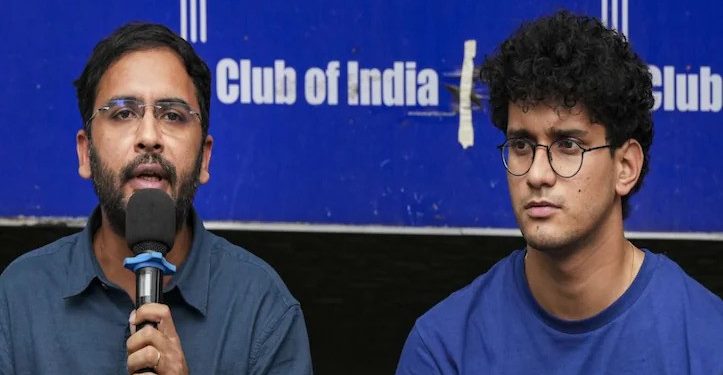 ভারতে ‘ককরোচ জনতা পার্টি’র দুই নেতার আটকাদেশ আরও দুই দিন বাড়ল