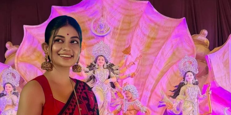 পূজার আনন্দে মেতে উঠেছেন মন্দিরা