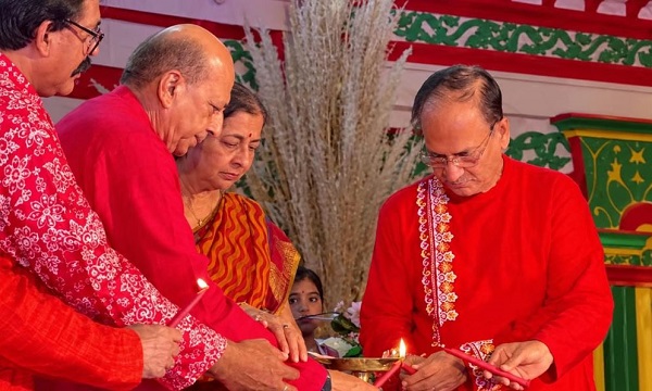 ঢাকেশ্বরী মন্দিরে প্রদীপ জ্বালিয়ে মহালয়ার শুভ সূচনা করলেন ভারতীয় হাইকমিশনার শ্রী দীনেশ ত্রিবেদী