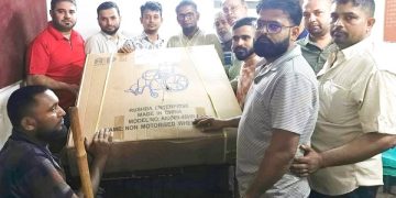 পুরান ঢাকায় এক পঙ্গু হতদরিদ্র ব্যক্তিকে হুইলচেয়ার উপহার দিলোছাত্রদল নেতারা