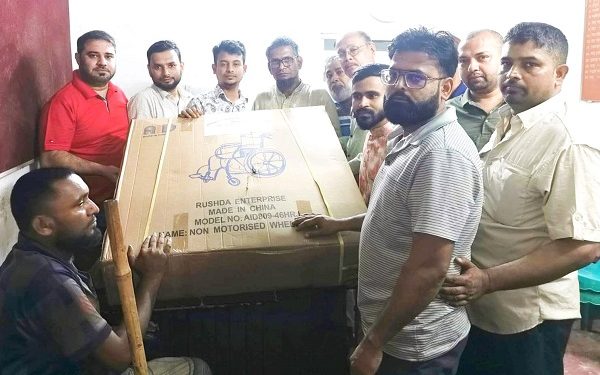 পুরান ঢাকায় এক পঙ্গু হতদরিদ্র ব্যক্তিকে হুইলচেয়ার উপহার দিলোছাত্রদল নেতারা