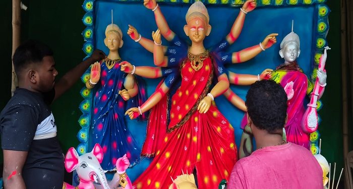 চাঁপাইনবাবগঞ্জে ১৬৪ মণ্ডপে চলছে দুর্গাপূজার প্রস্তুতি