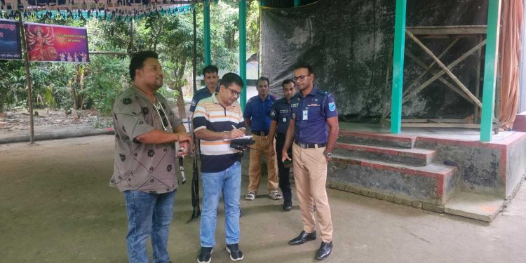 শ্রীনগরে শারদীয় দুর্গাপূজা উপলক্ষে পূজা মন্ডপ পরিদর্শন করেন শ্রীনগর থানা পুলিশ