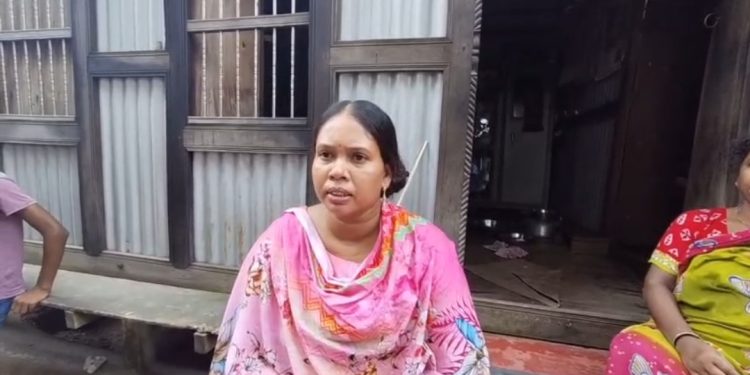 শ্রীনগরে বিয়ের দাবীতে প্রেমিকের বাড়ীতে এক সন্তানের জননীর অনশন